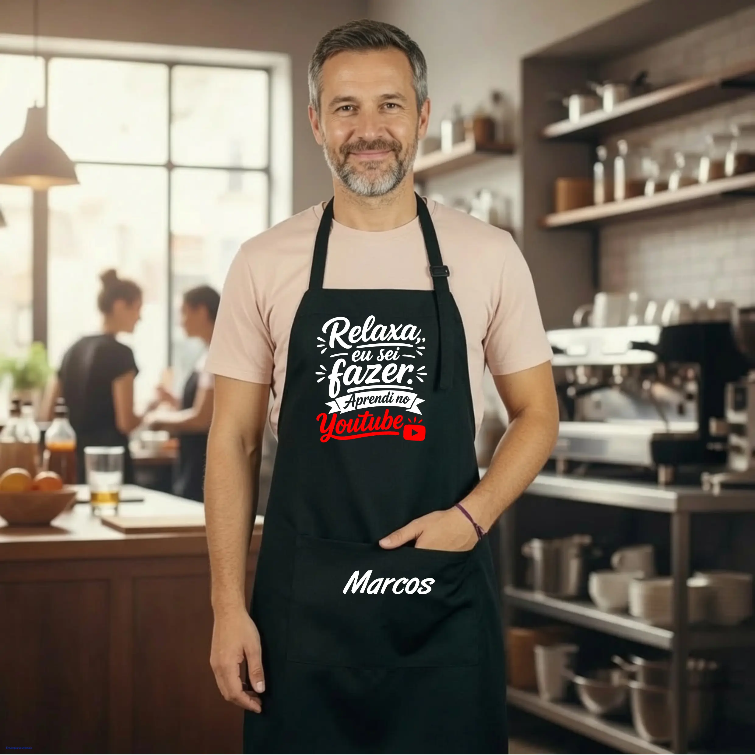 Avental Oxford Preto Personalizado — “Relaxa, eu sei fazer, aprendi no YouTube” + Nome no Bolso